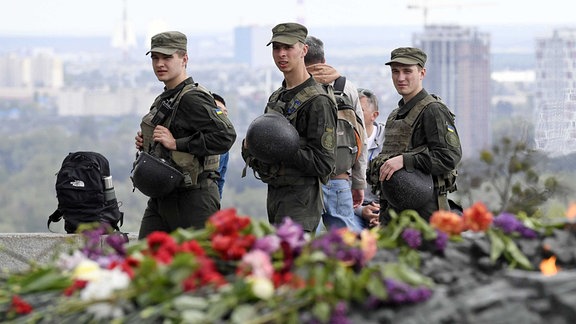 Szene in Kiew Foto zeigt Soldaten am Grab des unbekannten Soldaten in einem Park in Kiew am 8. Mai 2022, inmitten der russischen Invasion in der Ukraine.