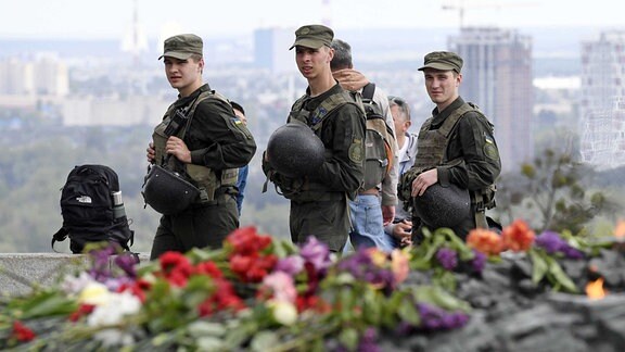Szene in Kiew Foto zeigt Soldaten am Grab des unbekannten Soldaten in einem Park in Kiew am 8. Mai 2022, inmitten der russischen Invasion in der Ukraine.