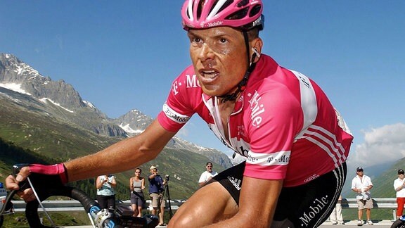 Der deutsche Radsportler Jan Ullrich auf dem Weg zum Furkapass, 19. Juni 2005 auf der 9. und letzten Etappe der Tour de Suisse 2005.