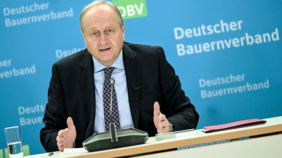 Joachim Rukwied, Präsident des Deutschen Bauernverbandes, stellt den Situationsbericht 2022/23 zum vergangenen Wirtschaftsjahr der deutschen Landwirtschaft 2022 vor.