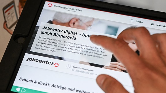 Auf einem Tablet im Jobcenter Berlin Treptow-Köpenick ist eine Website für einen Antrag auf Bürgergeld zu sehen