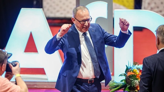Jörg Urban (AfD), sächsischer Landesvorsitzender, reckt die Fäuste nach seiner Wahl zum Spitzenkandidaten auf dem Landesparteitag der AfD.