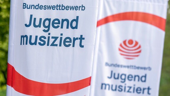 Fahnen mit dem Logo des Talentwettbewerbs âJugend musiziertâ wehen vor Beginn des Wettbewerbs in Zwickau.