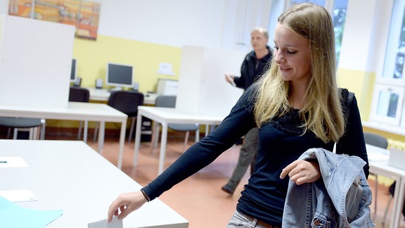 Erstwählerin Nadja (17) wirft am 14.09.2014 in Falkensee (Brandenburg) einen Wahlzettel in eine Wahlurne.