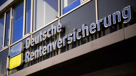 Der Schriftzug «Deutsche Rentenversicherung» steht auf dem Vordach einer Beratungsstelle der Deutschen Rentenversicherung.