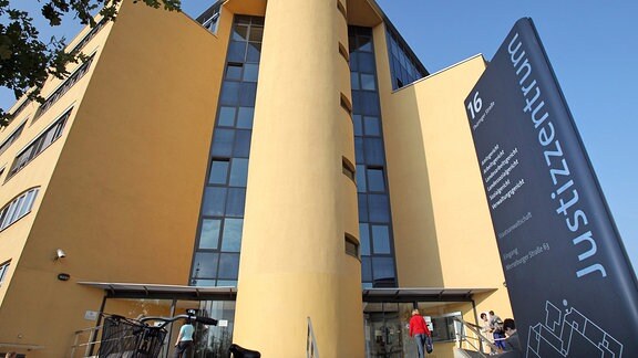 Außenaufnahme des Gebäudes des Justizzentrums in Halle an der Saale.