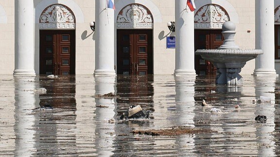 Nach einem Dammbruch im Wasserkraftwerk Kachowka erreicht Hochwasser das Gemeindezentrum in Nowaja Kachowka.
