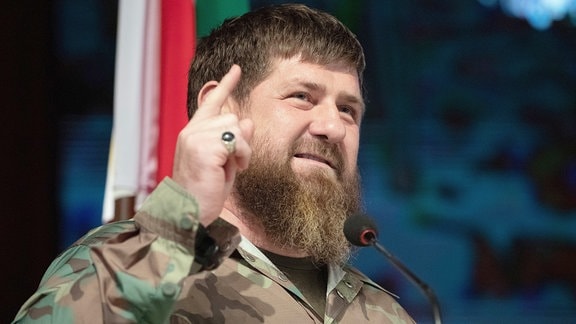 Ramsan Kadyrow hält eine Rede