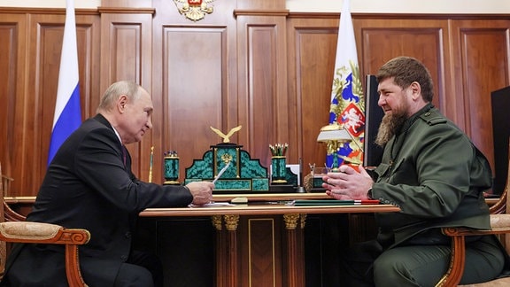 Wladimir Putin (l), Präsident von Russland, mit Ramsan Kadyrow, Machthaber der russischen Teilrepublik Tschetschenien, im Kreml. 
