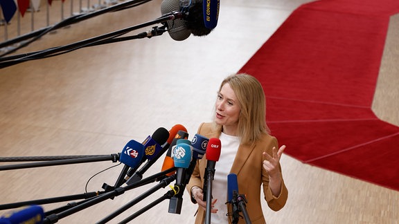 Kaja Kallas, Ministerpräsidentin von Esland, spricht mit den Medien.