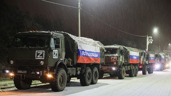 Trucks mit Hilfsgütern auf verschneiter Straße