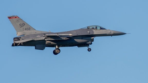 Ein Kampfflugzeug vom Typ F-16 Fighting Falcon in der Luft