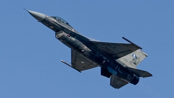 Kampfjet Typ F-16 in der Luft
