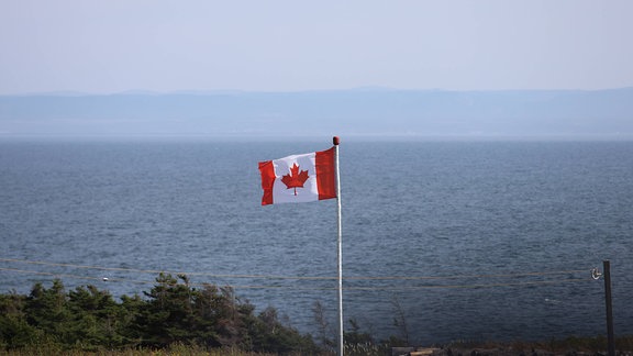 Flagge von Kanada an der Küste.