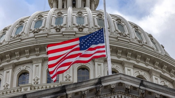 Die amerikanische Flagge weht vor der Kuppel des Kapitols in Washington, D.C.