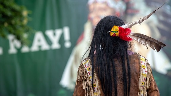 Ein als Indianer vergleideter Mann, aufgenommen bei den Karl-May-Festtagen zum Radebeuler Lößnitzgrund.