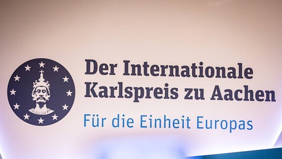 Logo des Internationalen Karlspreis zu Aachen Im Krönungssaal des Rathauses