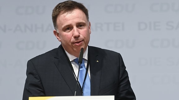 Mario Karschunke freut sich nach seiner Wahl zum Generalsekretär der CDU Sachsen-Anhalt auf dem Landesparteitag der CDU Sachsen-Anhalt in Leuna.