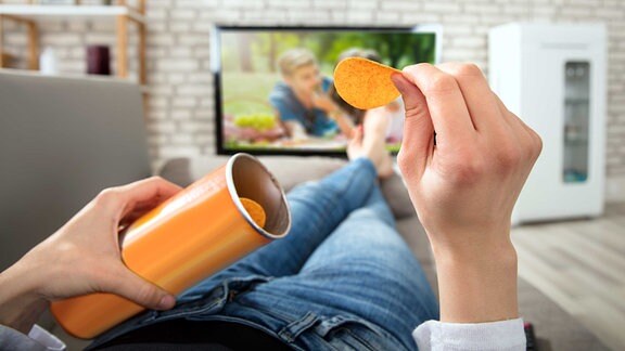 Illustration: Kartoffelchips essende Frau beim Fernseh Gucken