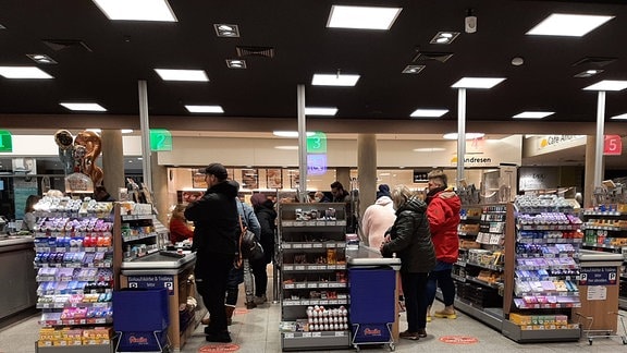 Kassenbereich mit Impulswaren in einem Supermarkt