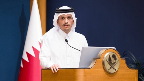 Bin Abdulrahman al-Thani hält eine Rede an einem Podium