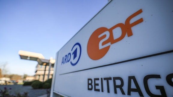 Die Logos von ARD und ZDF auf einem Schild.