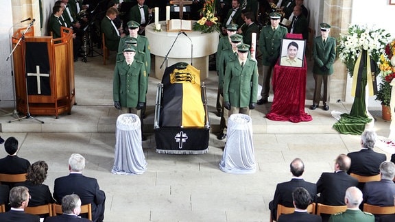 Der Sarg der am vergangenen Mittwoch erschossenen Polizistin, Michelle Kiesewetter, liegt am Montag, 30. April 2007 aufgebahrt in der St. Dionysius Kirche in Boeblingen.