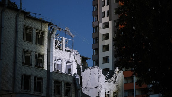 BLick auf ein Gebäude, das von einer Drohne beschädigt wurde, die während eines Nachtangriffs abgeschossen wurde. 
