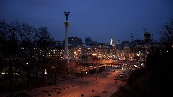 Das Unabhängigkeitsdenkmal ist in der Abenddämmerung im Zentrum von Kyiv zu sehen.