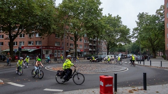 Schüler beim Fahrradtraining mit Polizei.