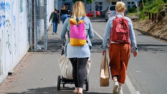 Frauen mit Kinderwagen