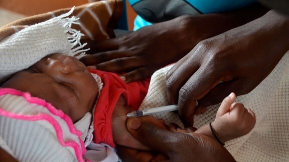 Ein Kind erhält eine Impfung