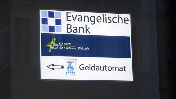 Hinweisschild für einen Geldautomaten der Evangelischen Bank und der KD-Bank (Bank für Kirche und Diakonie)