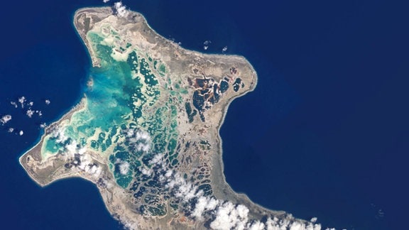 Wolken schweben über dem zum pazifischen Inselstaat Kiribati gehörenden Atoll Kiritimati. 