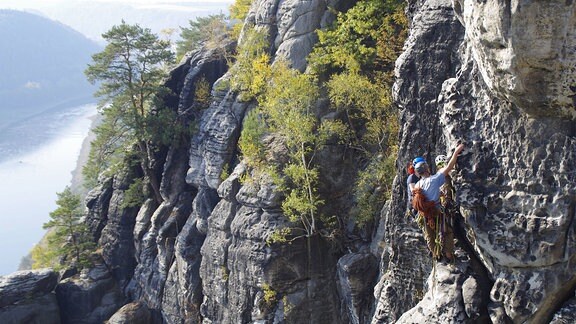 Kletterer in den Basteifelsen im Elbsandsteingebirge.