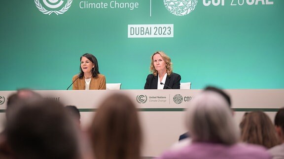 Annalena Baerbock und Steffi Lemke sprechen auf einer Pressekonferenz auf dem UN-Klimagipfel COP28.