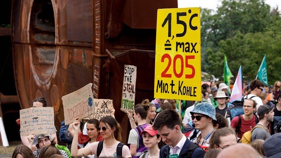 Teilnehmer auf einer Demo für früheren Kohleausstieg in der Lausitz.
