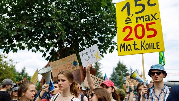 Teilnehmer auf einer Demo für früheren Kohleausstieg in der Lausitz.