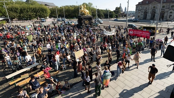 Teilnehmer eines Klimastreiks von Fridays for Future stehen während einer Kundgebung auf dem Neustädter Markt.