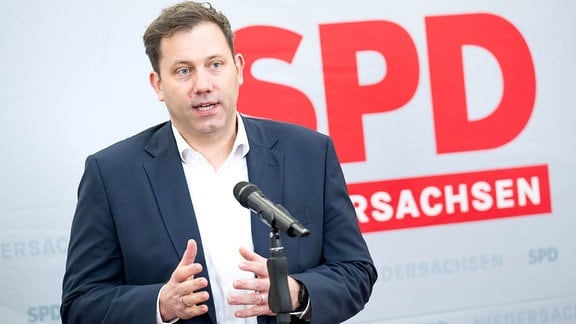 Lars Klingbeil, SPD-Bundesvorsitzender, spricht bei einer Pressekonferenz zur Klausurtagung des SPD-Landesverbandes Niedersachsen.