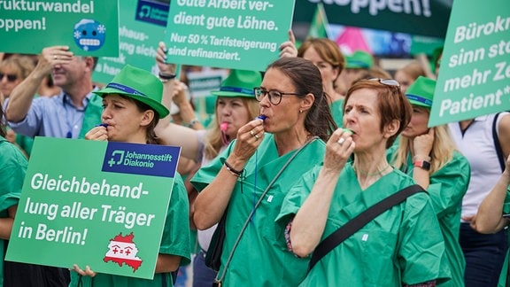 Im Rahmen des bundesweiten Protesttags der Deutschen Krankenhausgesellschaft demonstrieren zahlreiche Krankenhausmitarbeiter auf dem Washingtonplatz. 