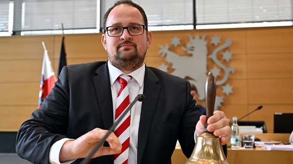 Thadäus König (CDU) als neuer Landtagspräsident mit Glocke