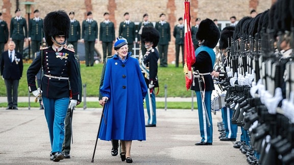 Königin Margrethe von Dänemark nimmt eine Parade ihrer Leibgarde in Kopenhagen ab.
