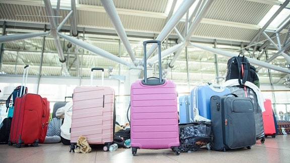 Koffer von Reisenden stehen im Terminal eines Flughafens