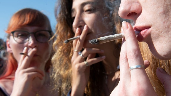 Franka (l-r), Sandra und Daniela rauchen bei einer Protestaktion für legalen Cannabis-Konsum im Görlitzer Park einen Joint.