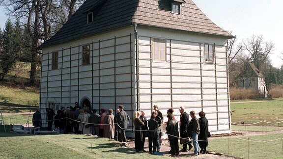 Touristen stehen vor der Kopie des Goethe-Gartenhauses im Park an der Ilm.