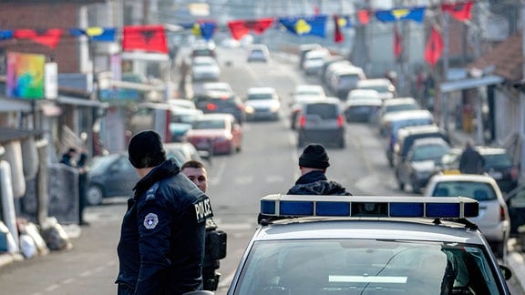 Kosovarische Polizisten patrouillieren am Donnerstag, 29. Dezember 2022, in der Nähe einer Straßensperre im Bosniakenviertel in Mitrovica im Norden des Kosovo. 