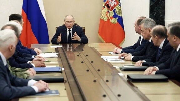  Die vom Kreml zur Verfügung gestellte Aufnahme zeigt Wladimir Putin, Präsident von Russland, bei einem Treffen mit den Leitern der russischen Strafverfolgungsbehörden im Kreml.