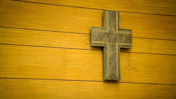 Ein Kreuz hängt in einem Gerichtssaal vom Landgericht an der Wand.