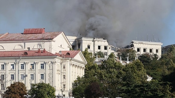 Rauch über dem Hauptquartier der russischen Schwarzmeerflotte nach einem ukrainischen Raketenangriff.